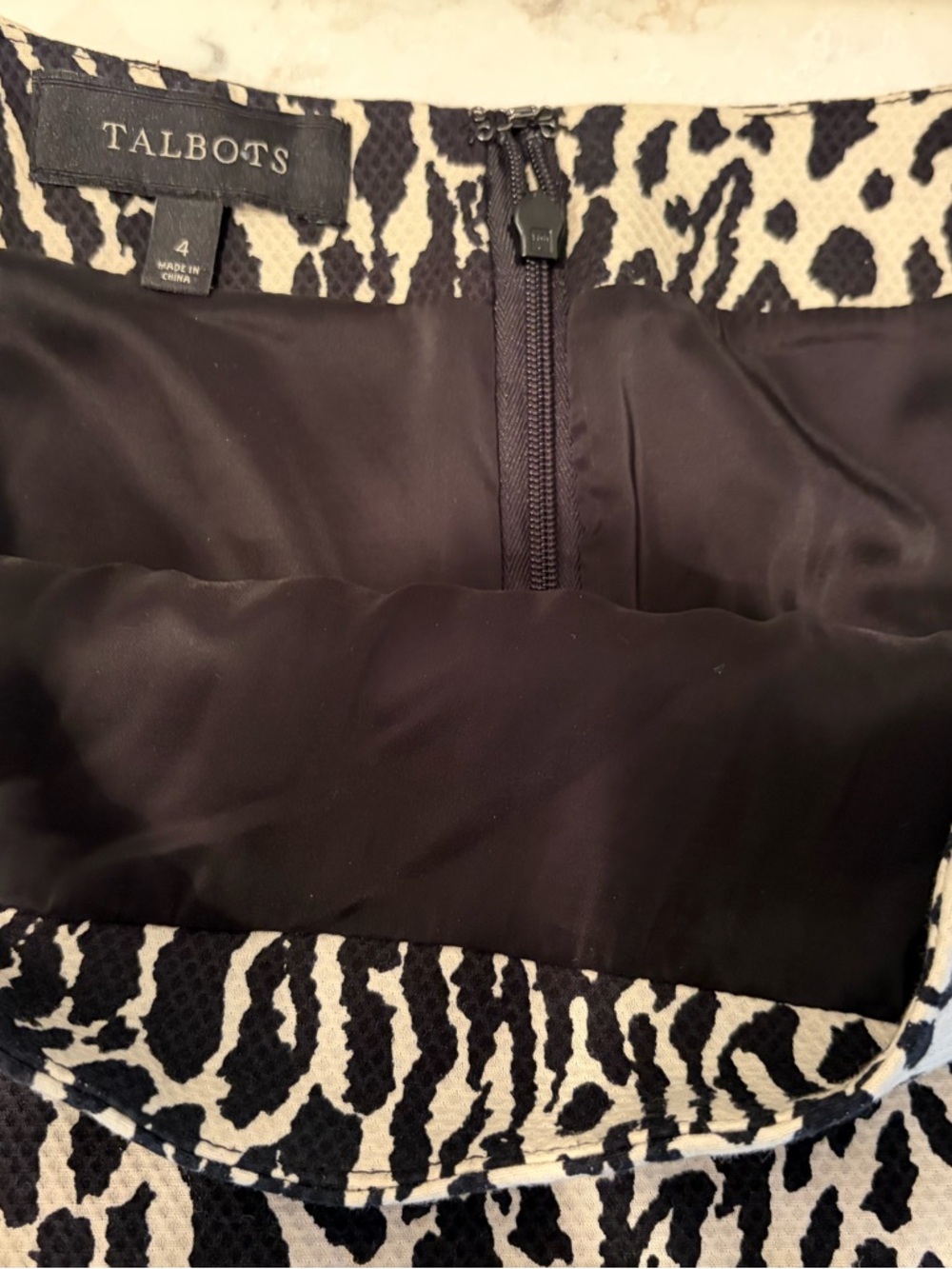 Talbots Black and Cream Animal-Print Knee Length Pencil Skirt size 4 - Picture 4 of 4